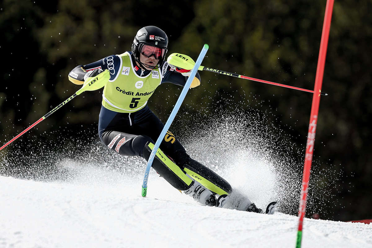Anna Swenn Larsson åker slalom under världscupen i Åre.