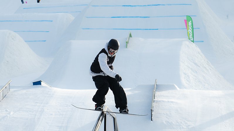Rail-vinnaren William Mathisen under slopestylekvalet samma dag. Foto: Daniel Bernstål. 